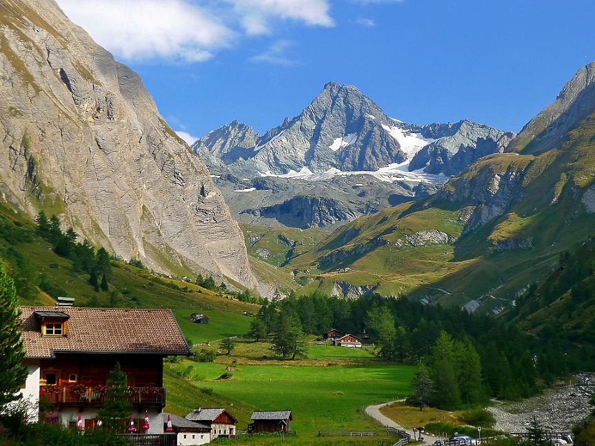 В Австрия има 13 върха с височина 3000 метра и 34 върха, които надвишават 2000 метра. Алпите покриват 62% от общата площ на страната.