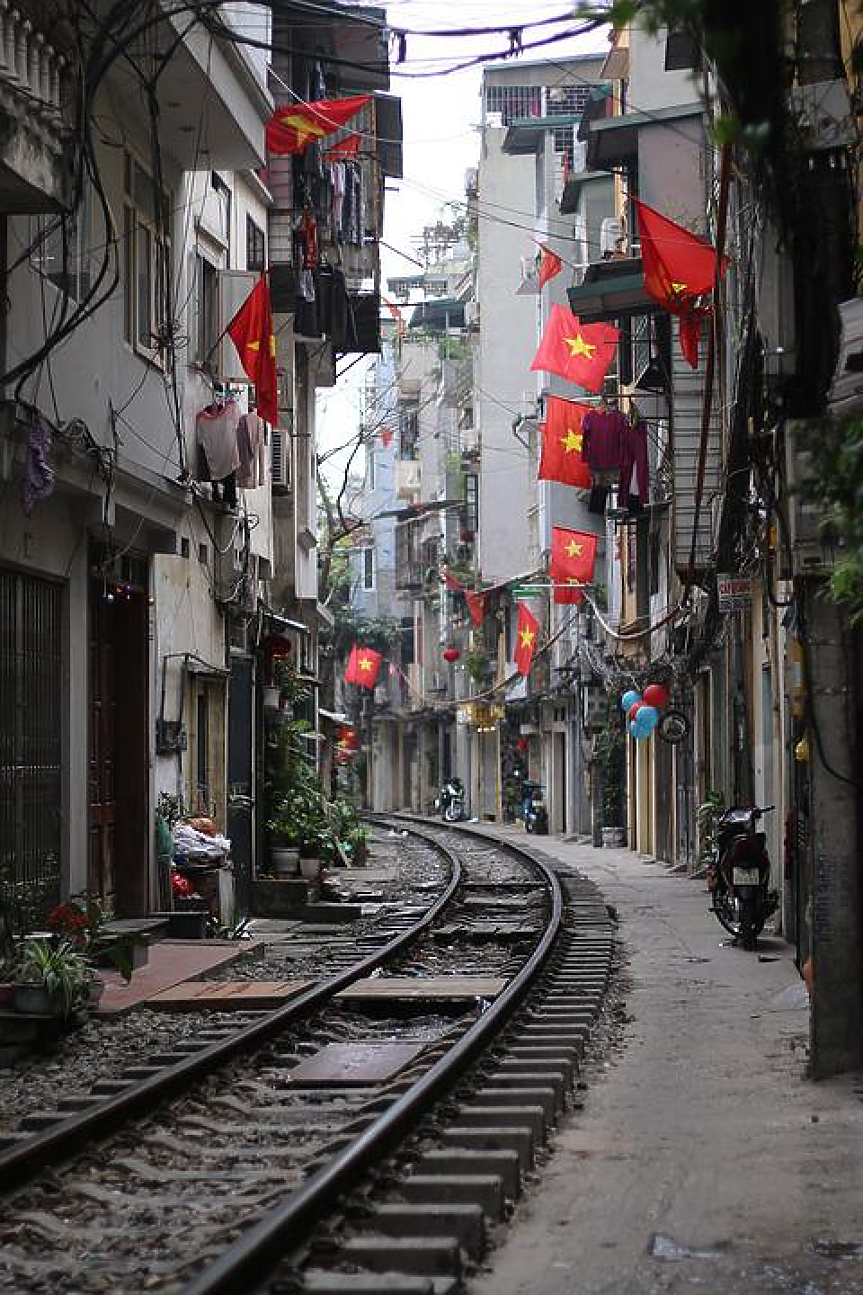 Влак на метри от дома: Опасна, но популярна улица в Ханой на път да загуби туристите си