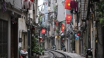 Влак на метри от дома: Опасна, но популярна улица в Ханой на път да загуби туристите си