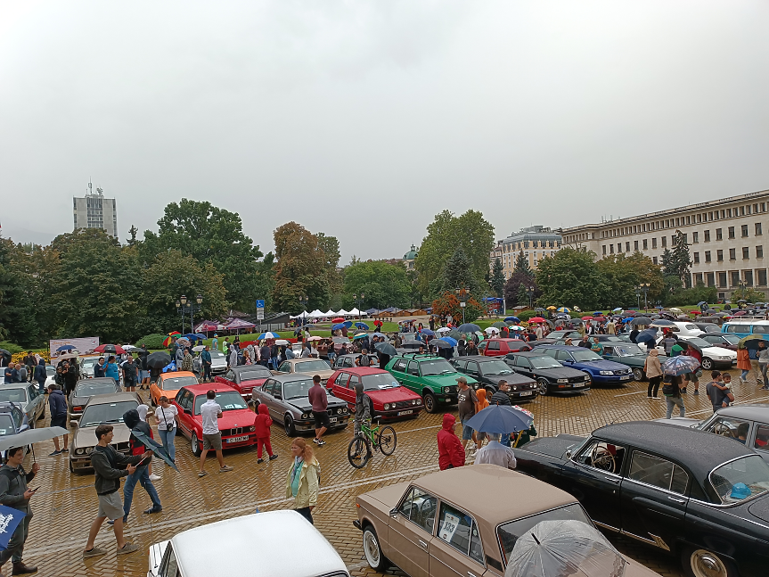 Около 300 от най-редките, запазени или възстановени класически автомобили у нас видяха посетителите на Есенния авто-ретро салон и парад в столицата в събота. Събитието, организирано от Софийския авто-ретро клуб (САРК) се проведе за втори път.