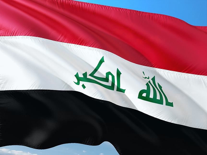 Иракското знаме се състои от три хоризонтални ивици в червено, бяло и черно със зелен надпис Allāhu akbar (Бог е велик). Червеното e кръвта, зеленото полетата на страната, черното е за битки, а бялото - за чистота на мотивите и делата.