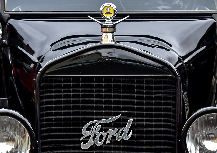 До 1918 г. половината от всички автомобили в САЩ са били Ford Model T. В автобиографията си Хенри Форд пише, че през 1909 г. е казал на мениджърския си екип: "Клиентите могат да си поръчат кола, боядисана във всеки цвят, който искат, стига той да е черен"