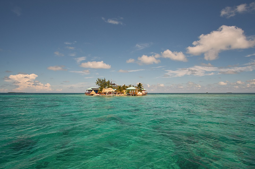 Островите в Белиз се наричат ​​Cayes и са общо около 450, включително тези на външните атоли.