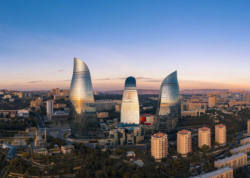 Наричана Земята на огъня, Азербайджан е страна на контрастите: тук високотехнологични градове се срещат със старинни села и европейските влияния се сблъскват със западноазиатските вкусове.