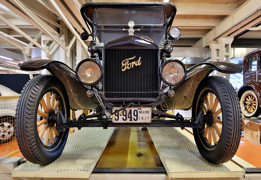Ford Model T е автомобил, който се произвежда от Ford Motor Company от 1 октомври 1908 г. до 26 май 1927 г.  Считан е за първия автомобил, който става масово достъпен за американците от средната класа. 