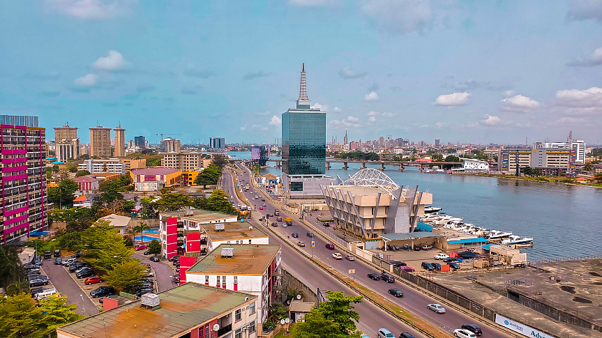 Лагос - бившата столица на Нигерия, е най-големият и най-гъсто населен град в страната, наричан "Голямата ябълка на Африка“.