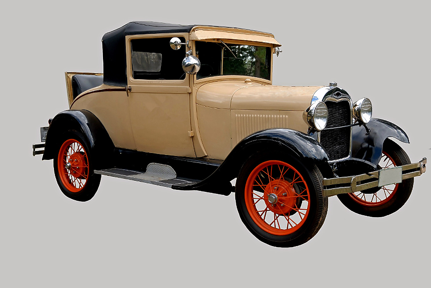 Автомобилът е проектиран от американеца Чайлд Уилс и двама унгарски инженери - Йозеф Галамб и Юджийн Фаркас. 