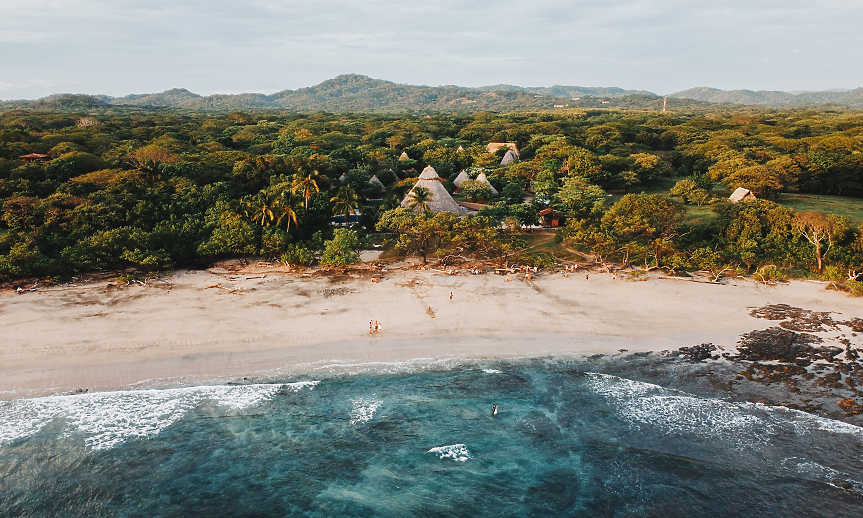 Плажовете на Коста Рика са световноизвестни по много причини, не на последно място и заради факта, че можете да наблюдавате изгрева на слънцето от карибския бряг и да се възхищавате на залеза му над тихоокеанското крайбрежие в един ден.