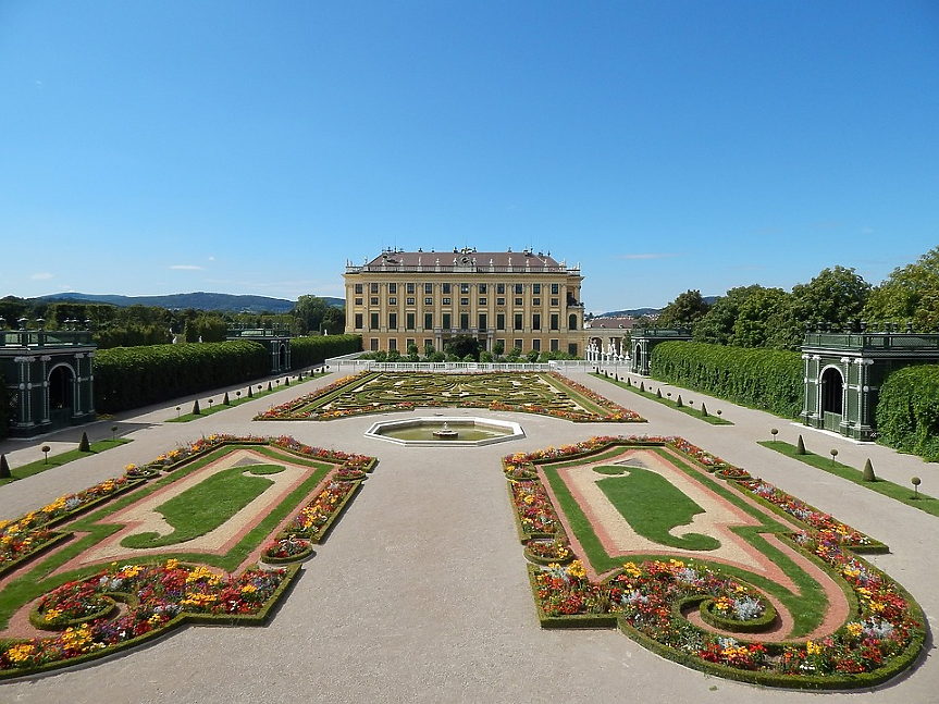 Бившият летен дворец на Хабсбургите - Шьонбрун, има повече от 1440 стаи.