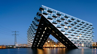 Нова жилищна сграда в Амстердам разполага със собствено вътрешно пристанище