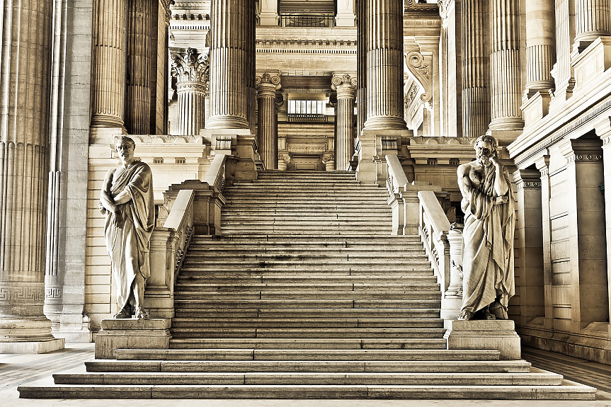 Съдът на Брюксел е най-големият съд в света с площ от около 26 000 квадратни метра. Той превъзхожда базиликата Свети Петър в Рим с 5 000 квадратни метра. 