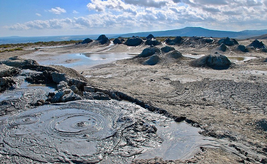 Азербайджан има най-голямата концентрация на кални вулкани в света: общо близо 400, като повечето се намират близо до Баку. 