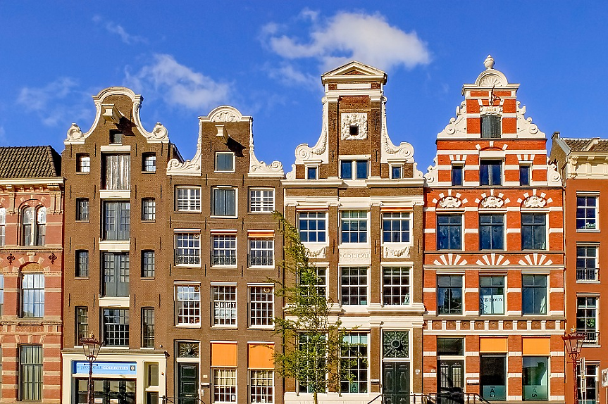 Къщите в Амстердам са тесни заради размера на данъка, който се основава на ширината им. Това е и причината най-малката къща в Европа да се намира в Амстердам - със само 2.02 метра широчина и 5 метра дълбочина. 