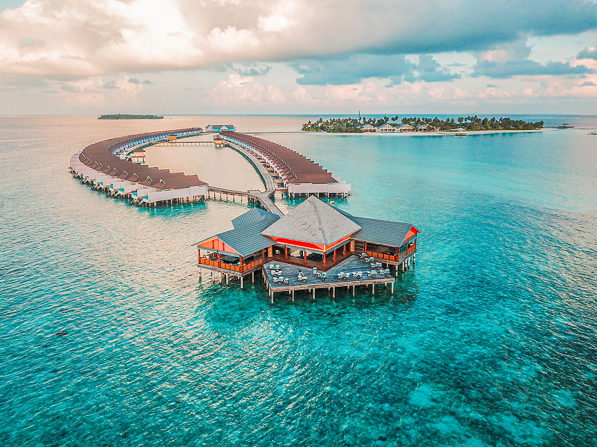 Малдивите се смятат за една от най-безопасните туристически дестинации в света, тъй като всички нейни острови са изолирани един от друг и в същото време са малки и лесно управляеми.