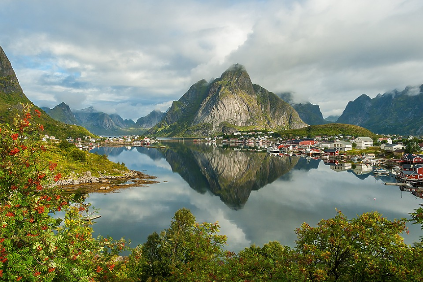 Има два писмени варианта на норвежкия език. Букмол се използва от по-голямата част от страната, докато нюнорск е по-популярен в селските райони. Всички ученици учат и двата.