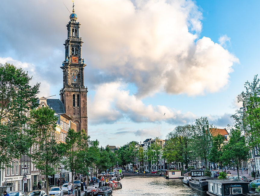 В Амстердам е незаконно да се пуши джойнт на публично място. Има над 200 кафенета в града, в които можете да се насладите на това вещество насаме и, най-важното - безопасно. 