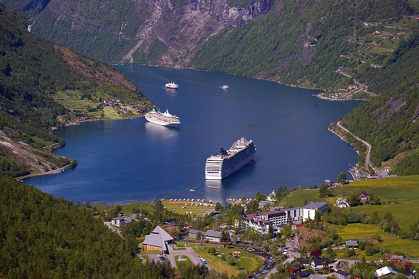 Петролната и газовата индустрия на Норвегия захранва икономиката, но не и домовете на нацията. Около 98% от вътрешното потребление на енергия в Норвегия се получава от водноелектрически централи.