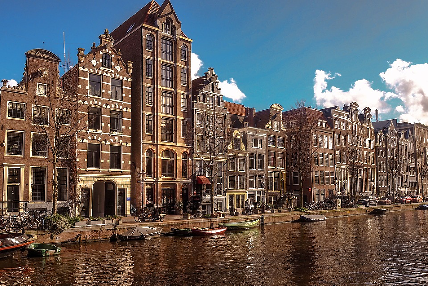 Повечето от сградите в Амстердам са построени върху дървени стълбове с дължина между 15 и 20 метра. Типична къща в центъра на града се поддържа от около 10 стълба, а Кралският дворец стои върху 13 500 дървени пилоти.