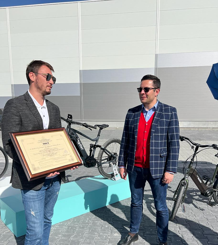 Министърът на иновациите и растежа Александър Пулев връчва сертификат клас А на изпълнителния директор на компанията Димитър Златанов