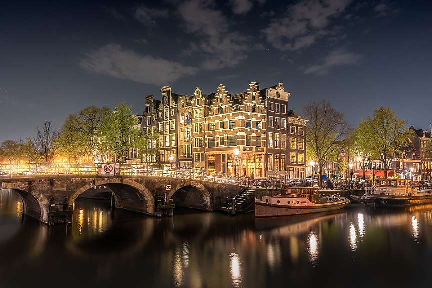 Каналите на Амстердам от 17-ти век са толкова често сравнявани с Венеция, че са спечелили прякора на холандската столица „Северната Венеция“. Всъщност, Амстердам е дом на 165 канала с обща дължина от 50 км, докато италианският му аналог има само около 150
