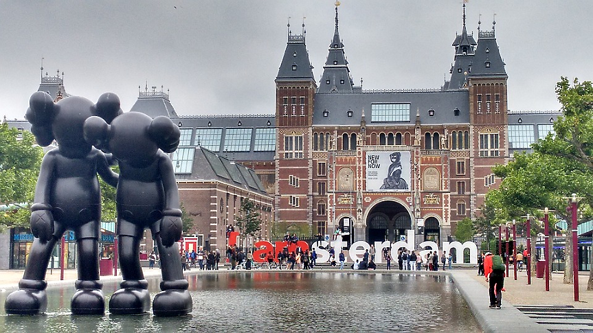 В един момент от историята Амстердам е най-големият град на най-мощната морска и икономическа империя в света. През периода от 1588 до 1672 г. холандците са световните лидери в търговията, науката, военното дело и изкуството.