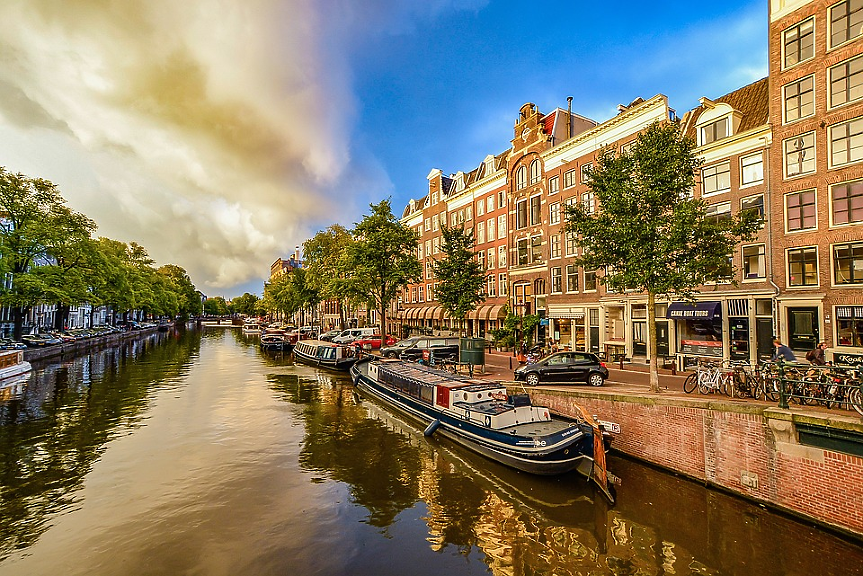 На 27 октомври 1275 г. е основан най-големият град и столица на Нидерландия – Амстердам. Вижте интересни факти за малкото рибарско селце, превърнало се в едно от най-големите пристанища в света.