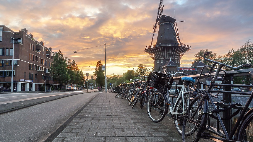 Над 60% от жителите на Амстердам карат велосипед всеки ден, като на всеки автомобил на пътя се падат около три велосипеда. 