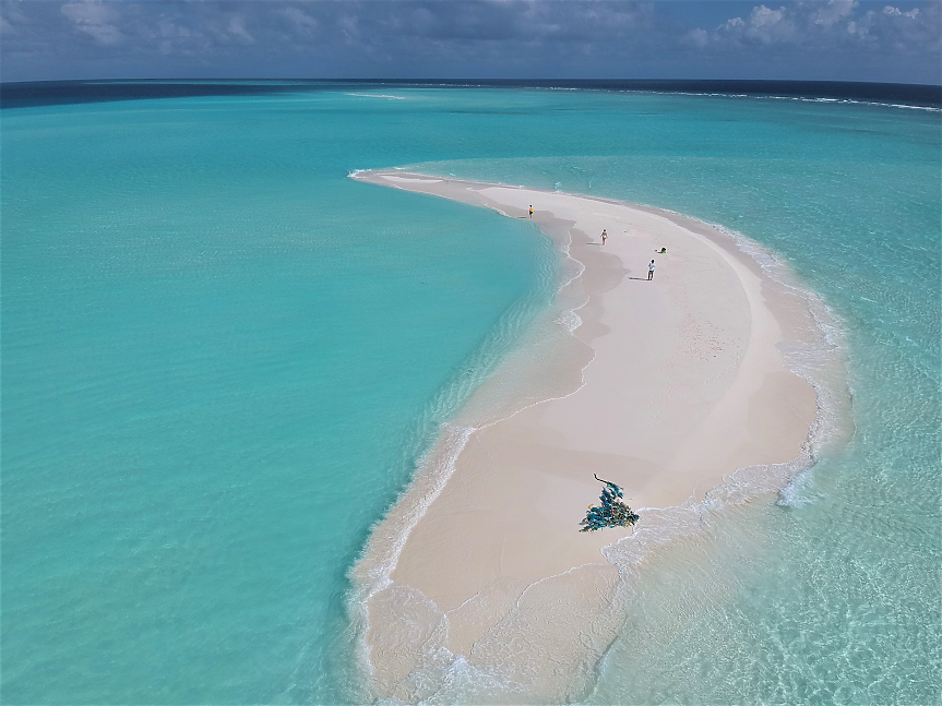 Плажовете на Малдивите са покрити с бял, а не с жълт пясък. Това се дължи на факта, че той е съставен от коралин, а не от кварц, както другите видове пясък. Този вид е много рядък и представлява само 5% от всички плажове по света.