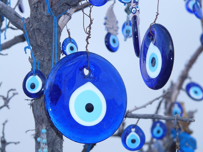Навсякъде в Гърция ще намерите бижута и други украшения във формата на голямо синьо око. Носенето на този талисман може да отблъсне „злите очи“. Същото се отнася и за боядисаните в синьо покриви в цикладската архитектура. 
