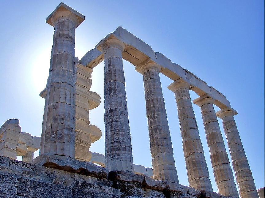 Гърция допринася със 7% за произведения мрамор в света. Както можете да видите и от архитектурния стил, в страната обичат да използват мрамор почти във всичко.