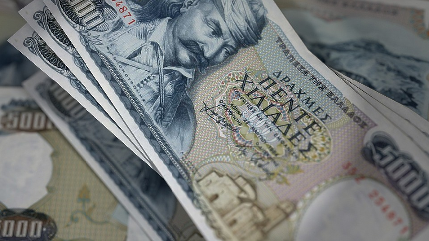 Преди страната да приеме еврото през 2001 г., гръцката валута – драхмата, е най-старата в Европа. 
