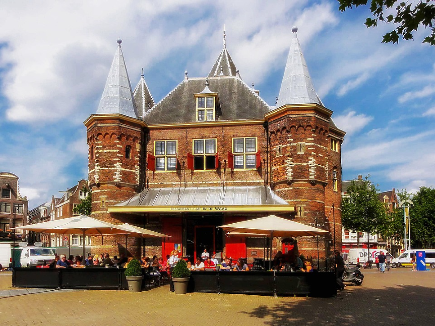 „Кафенетата“ на Амстердам са международно известни. Те обикновено продават кафе и чай, но са и места, на които хората могат да купуват и използват продукти от канабис. Наблюдават се стриктно и някои са достъпни само за местните жители.