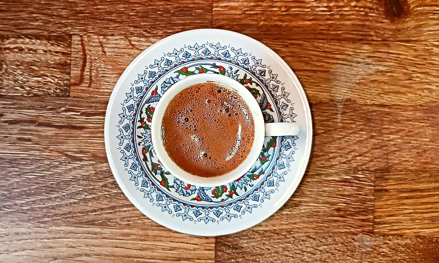 Гръцкото кафе се прави с фино смляно кафе, което се вари във висок, тесен съд, известен като briki. Трябва да се отпива бавно, докато утайката се отлага на дъното. Тя не се консумира.