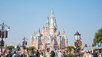 Disneyland Шанхай затвори заради COVID-19, посетители не могат да си тръгнат 