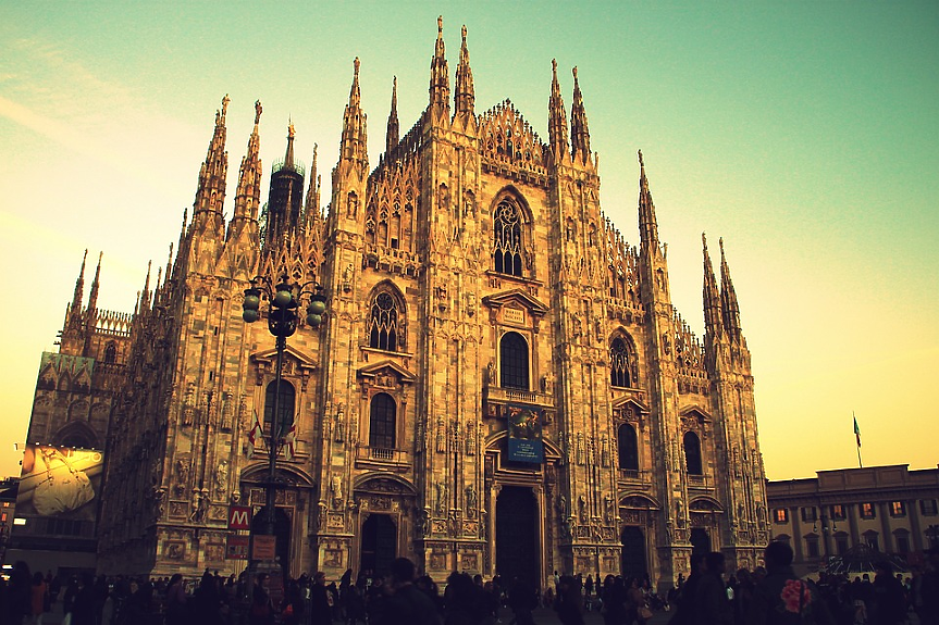 Построяването на Катедралата Дуомо в Милано – петата по големина църква в света, продължава над 500 години. Строителството започва през 1386 г., а последните детайли са завършени едва през 1965 г. 