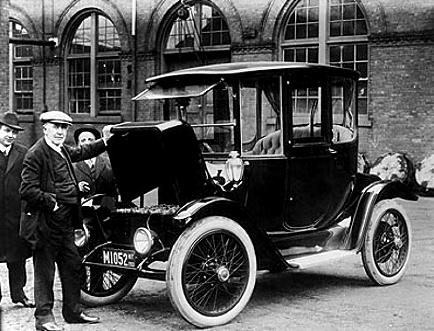 Снимка на американския изобретател Томас Едисън до електрически автомобил през 1913 година
