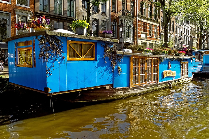 В Амстердам има повече от 2500 плаващи къщи, в много от които можете да отседнете. Те са построени върху бетонен понтон и имат всички характеристики на нормална къща, като бани, кухни и спални.