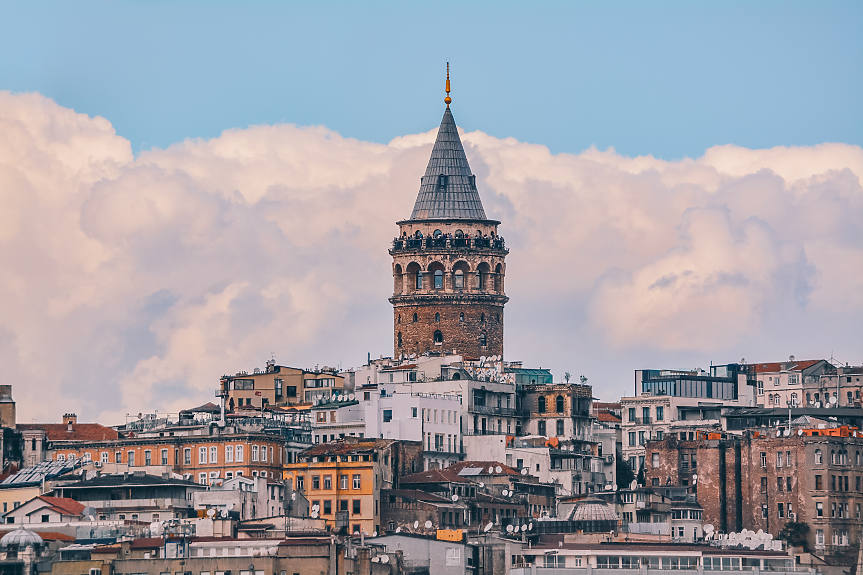 Подобно на Рим, Истанбул е построен на седем хълма. Това не е съвпадение - Византийската империя се готви да го обяви за новия Рим. Всички седем хълма са исторически значими и осеяни с впечатляващи джамии и разкошни дворци.