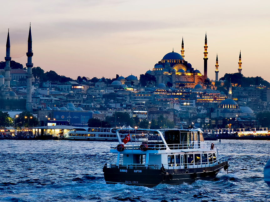 Мегаполисът Истанбул се намира на два континента. Градът е разделен от Босфора, като европейска и азиатска част. Като цяло 95% от Турция е в Азия, а 5% в Европа.