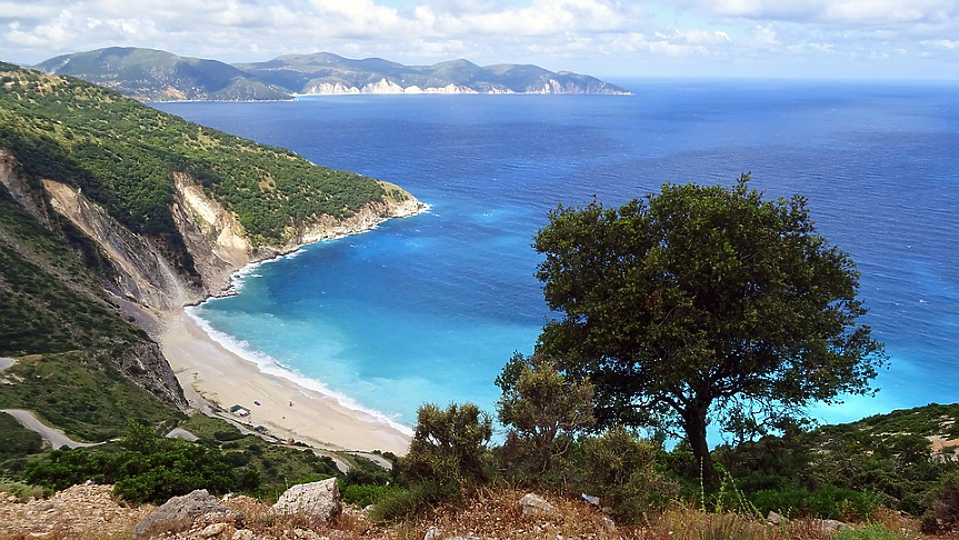 Когато става въпрос за Гърция, всеки си представя абсурдно красива плажна дестинация, изпълнена с история, традиции и култура. Съседката ни обаче далеч не е само това и следващите факти ще ви го докажат.