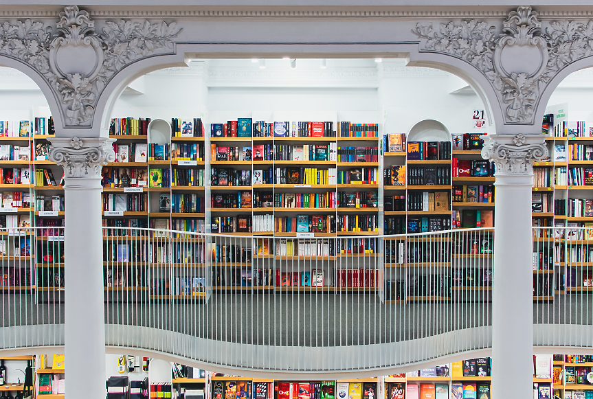 В Букурещ се намира една от най-красивите книжарници в света. Cărturești Carusel отваря врати през 2015 г. в реставрирана сграда от 19 век. Съдържа повече от 10 000 книги, 5 000 албума и DVD-та и бистро на последния етаж.