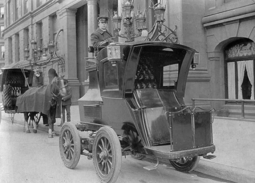 Повечето ранни електрически превозни средства не били особено спортни, а по-скоро масивни, богато украсени карети, предназначени за клиентите от висшата класа