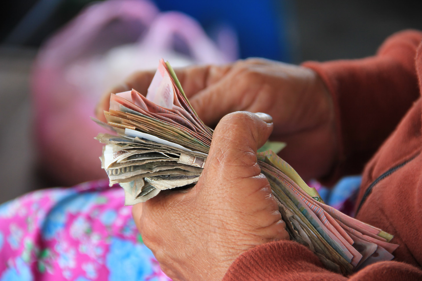 Колко пари изпращат месечно у дома родните емигранти?