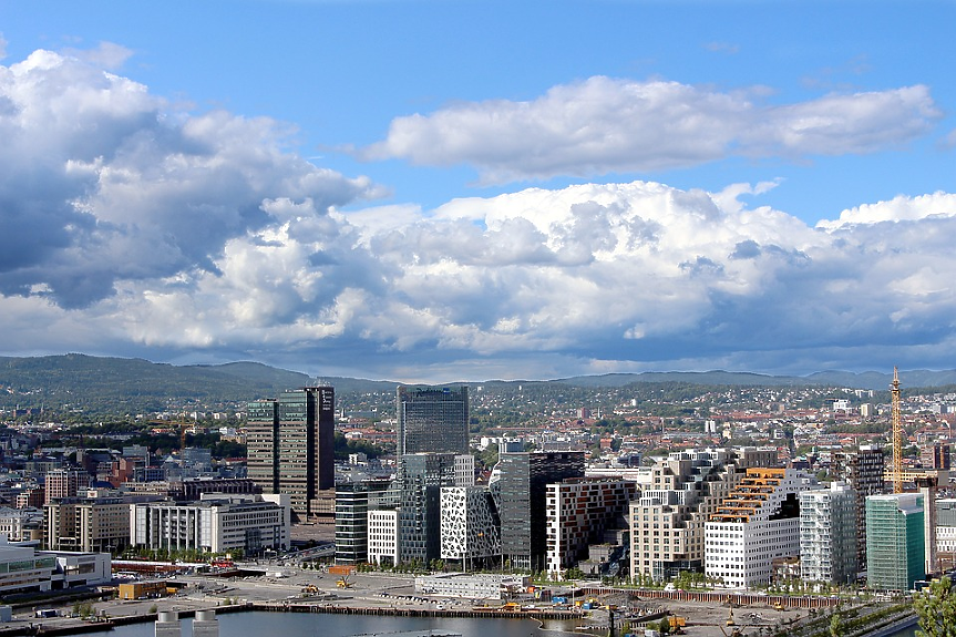 Норвежката столица Осло е дом на церемонията по връчването на Нобеловата награда за мир всяка година от 1901 г. насам. Останалите нобелови награди се присъждат в Стокхолм, Швеция.
