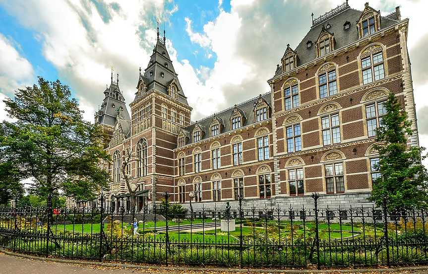В Амстердам има над 90 музея, като това е най-високата музейна гъстота от всички градове в света. За най-добри се смятат Музея на Ван Гог и Музея на изкуството и артефактите Rijksmuseum. 