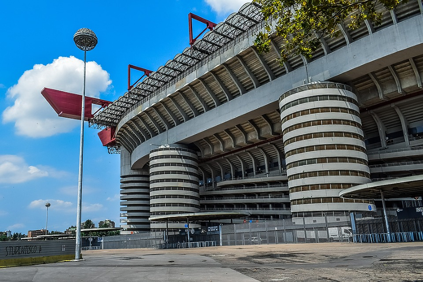 Стадионът Stiadio Giuseppe Meazza, или San Siro, има 80 018 места. Това е най-големият стадион в Италия и деветият по големина в Европа. Тук играят два известни местни отбора - Милан и Интер Милано.