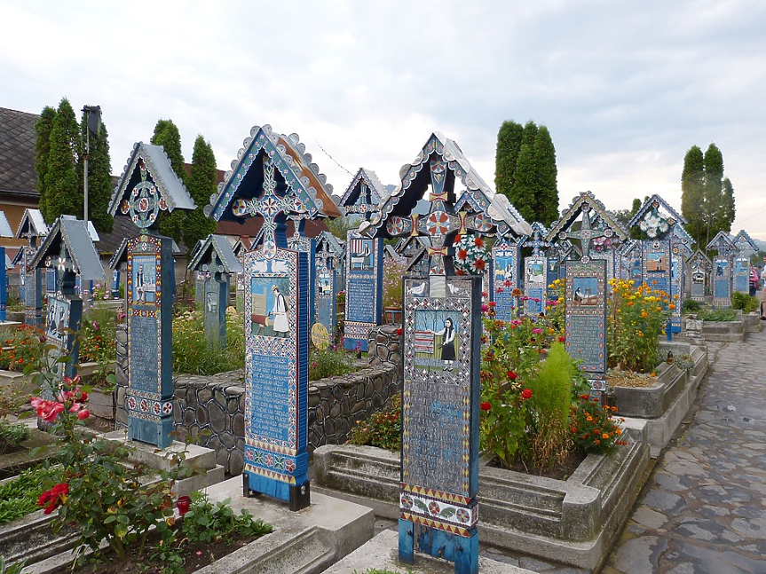 Веселото гробище в Сапанта избягва мрачните паметници в полза на цветни надгробни плочи.