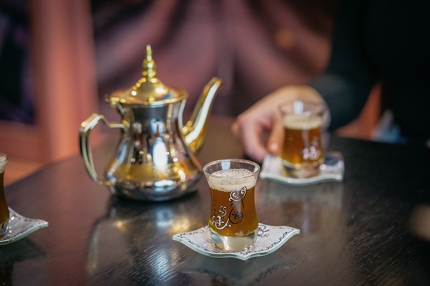 Турция е популярна с кафето си, но 96% от населението пие поне една чаша чай на ден. Турският чай се сервира в малки чаши с форма на лале. 