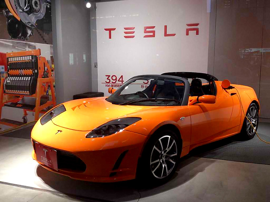 Roadster е първият модел на Tesla, който вкарва индустрията на електромобилите в новото хилядолетие