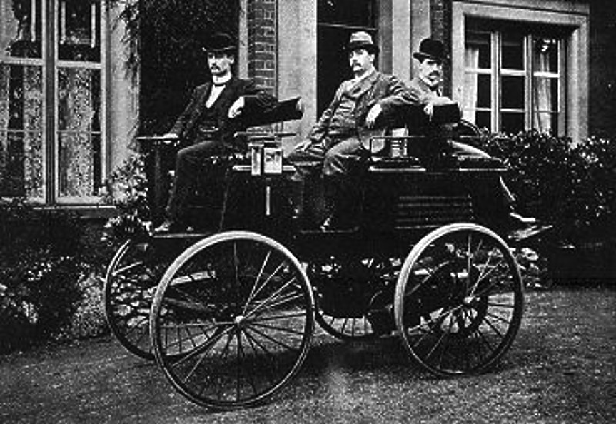Английският изобретател Томас Паркър построява първата си електрическа кола в Улвърхамптън през 1884 г. 